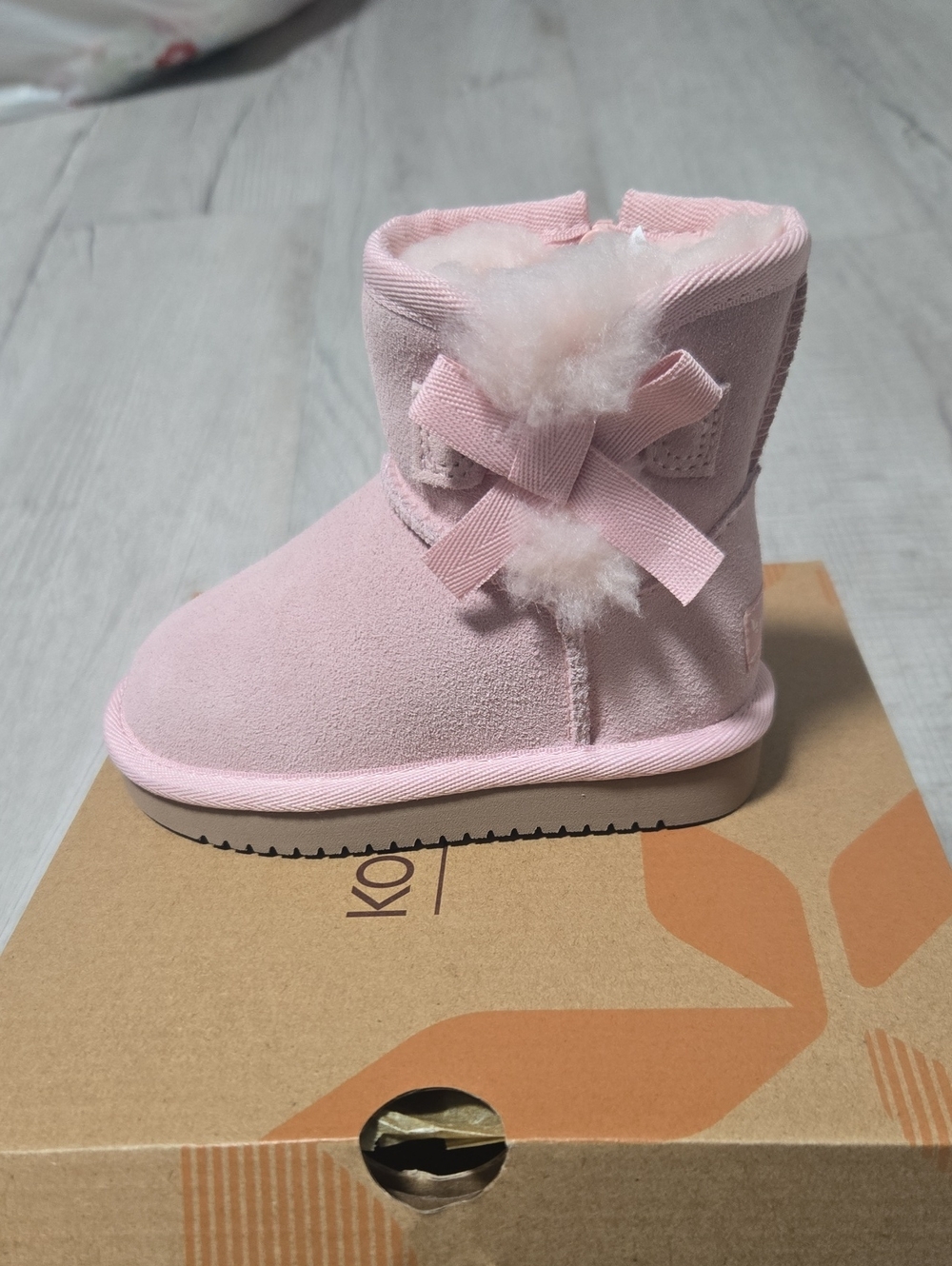 Koolaburra Light Pink Faux-Fur Bow Kids Boot